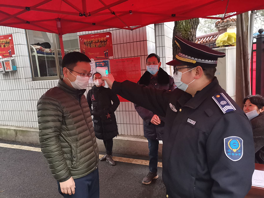 致敬--那些奋斗在防疫战中的保安人！