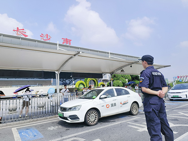 网约车队员执勤风采