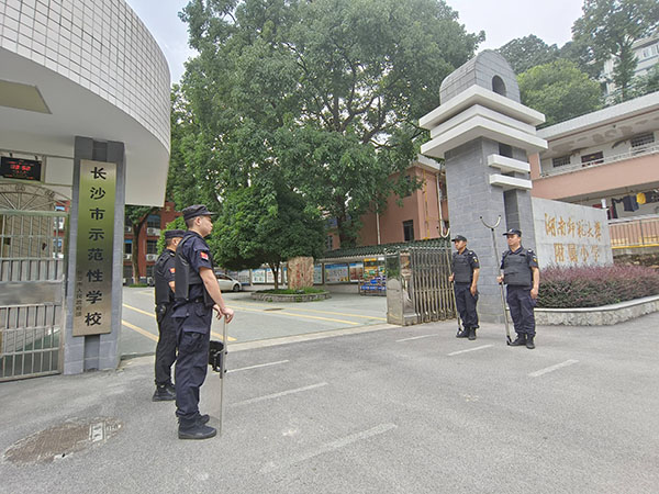 湖南师范大学附属小学队员执勤风采