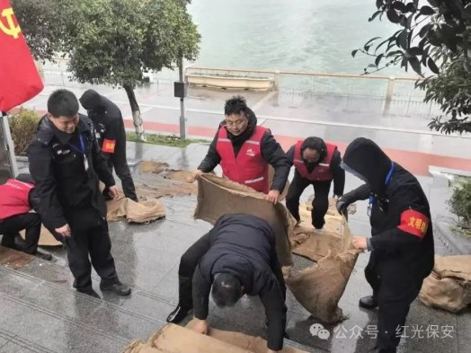 风雪无阻红光护航 | 用坚守筑牢安全屏障 风雪无阻红光护航 | 用坚守筑牢安全屏障